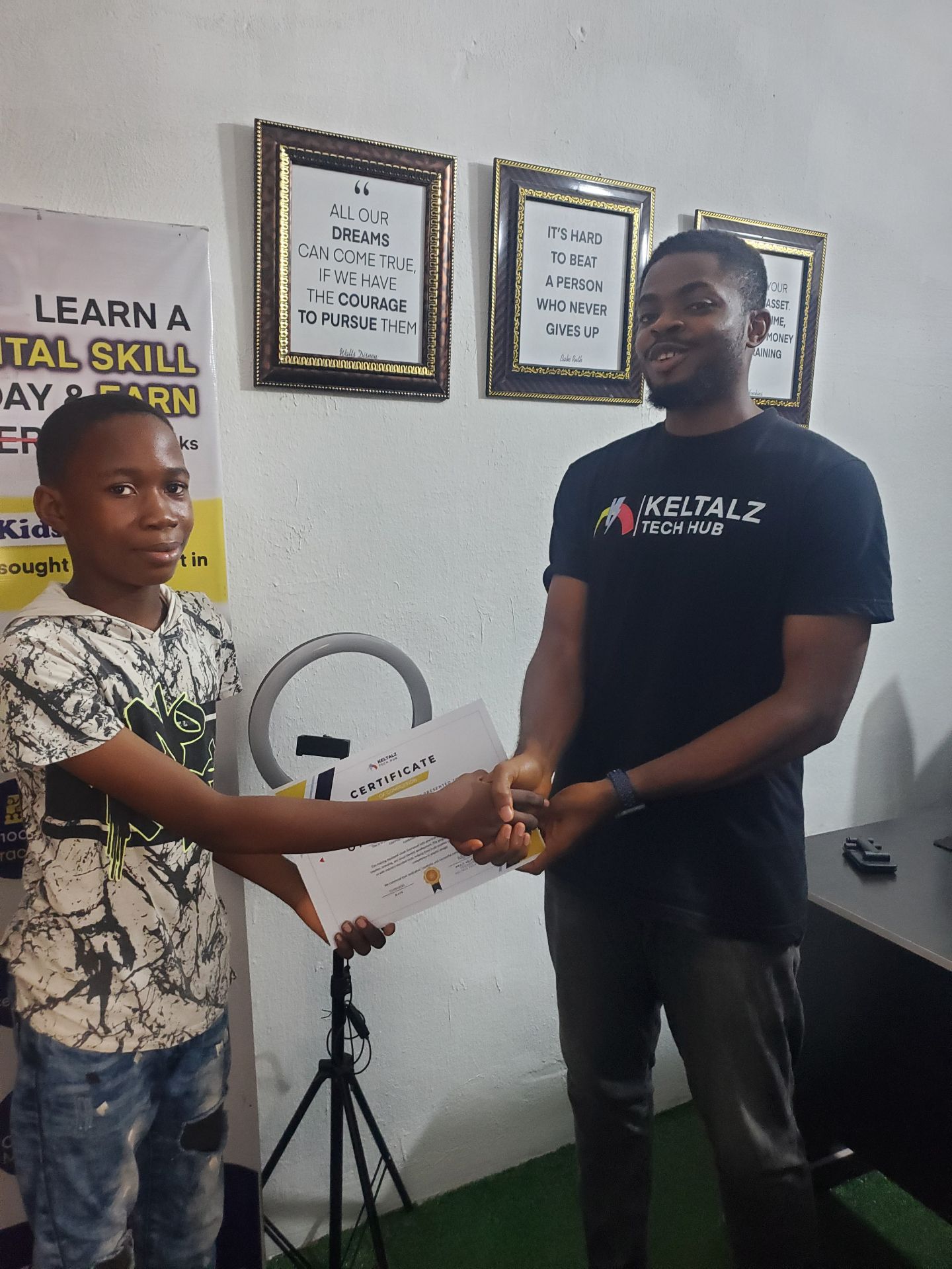 Keltalz mentor congratulating a student after course completion